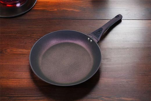 Mitä materiaalia suositellaan tarttumattomiin pannuihin?
